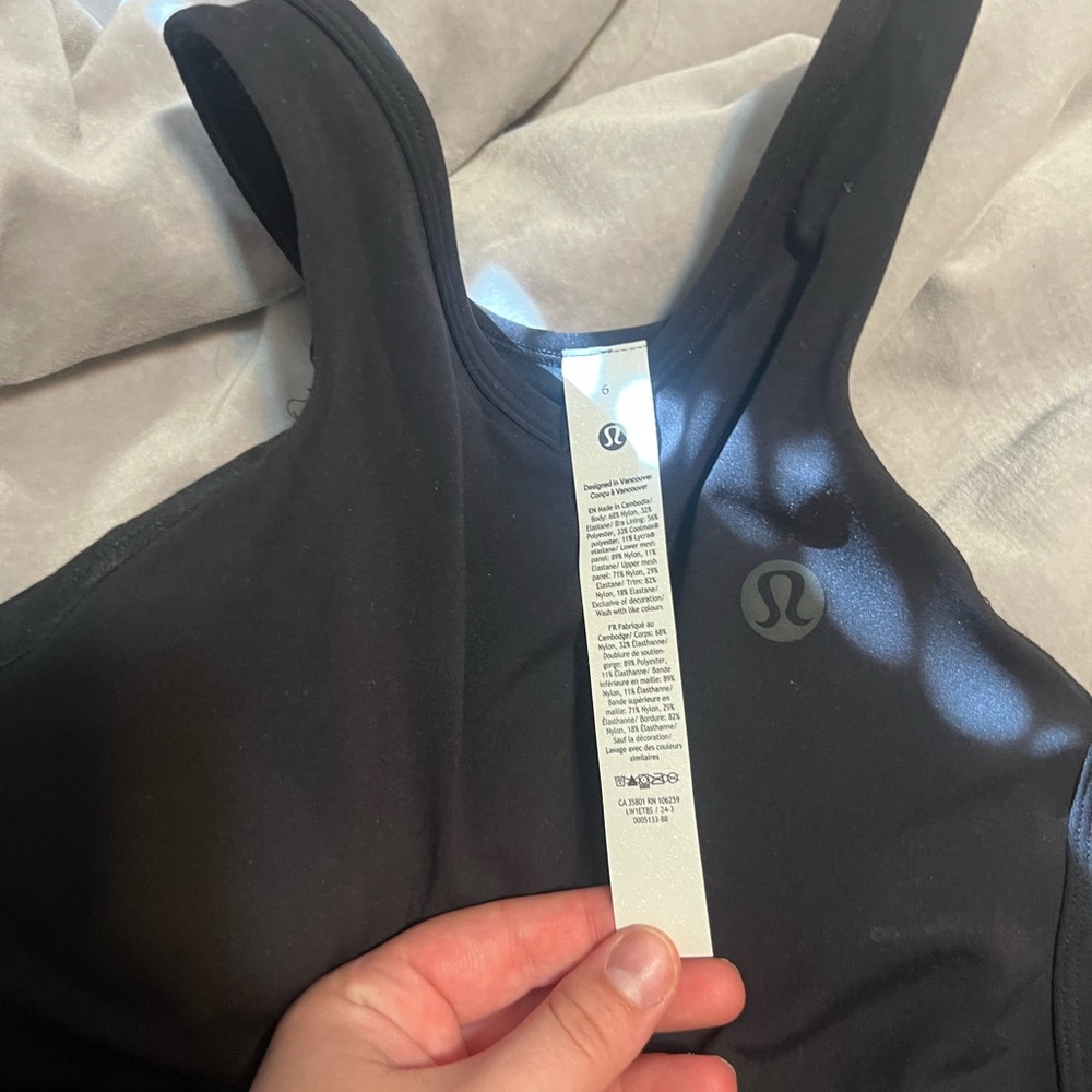 NWT LULULEMON WAIST LENGTH V NECK TENNIS TANK 
Size 6, black